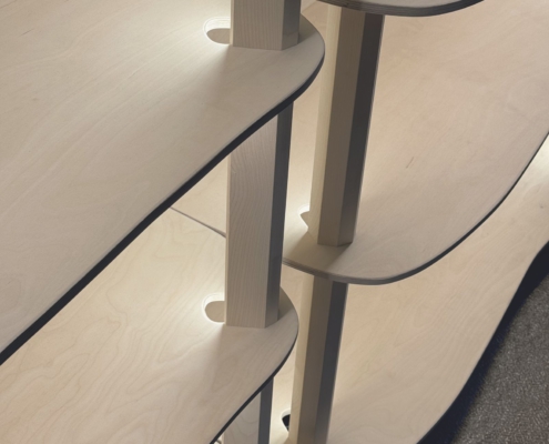 Beleuchtungs-Detail eines Regals in Holz